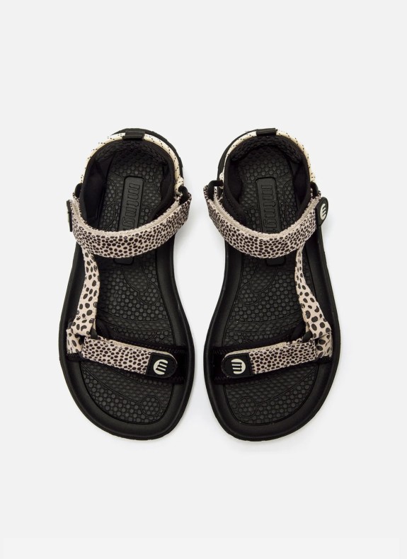 Sandalias Mustang 85517 en color negro para mujer